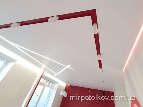 незвичайний дизайн стелі для студії