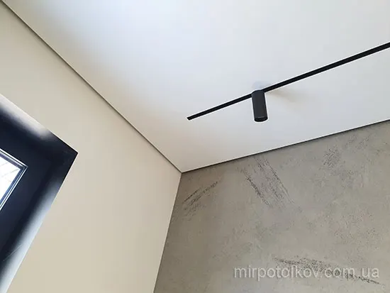 тіньова натяжна стеля в інтер'єрі