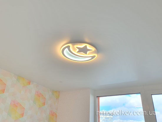 біла безшовна натяжна стеля