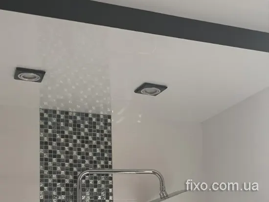 глянцева стеля для ванної