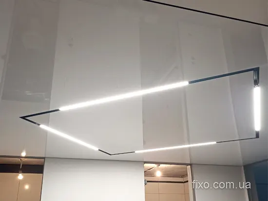 магнітний трек на глянцевій стелі