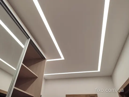 світлові лінії на стелі в коридорі