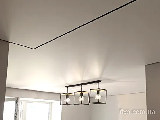 тіньовий стик двох стель в великому приміщенні