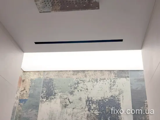 стеля що світиться в душовій