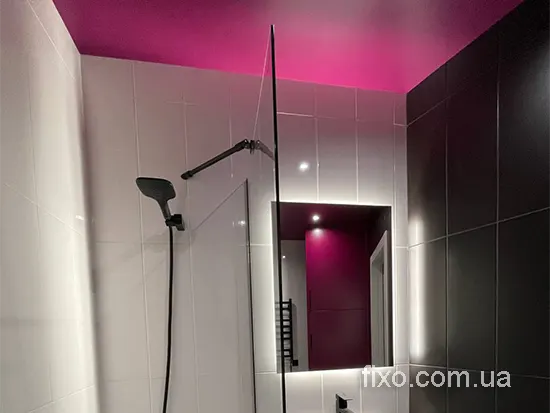 рожева матова стеля в ванній