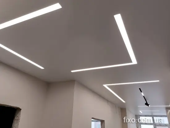 світлові лінії на натяжній стелі