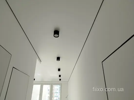 тіньова стеля в коридорі
