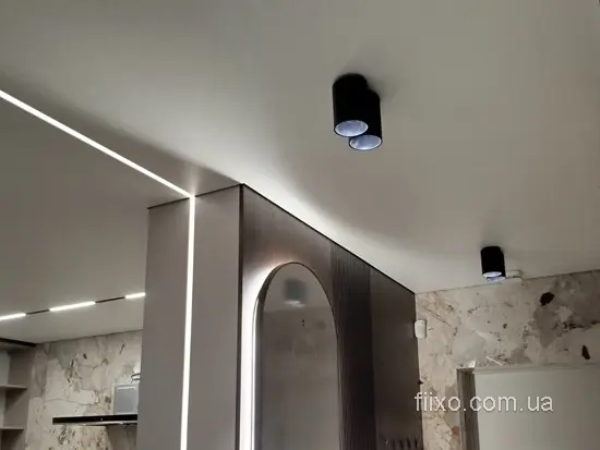 світлова лінія зі стелі на стіну