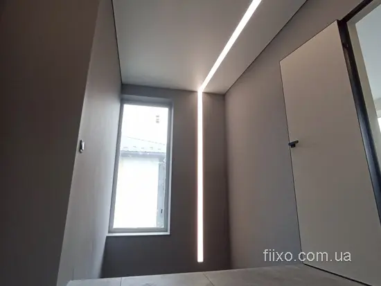 світлова лінія зі стелі на стіну