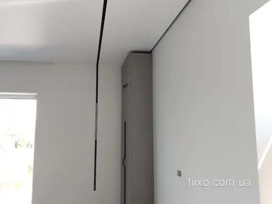 магнітний трек зі стелі на стіну