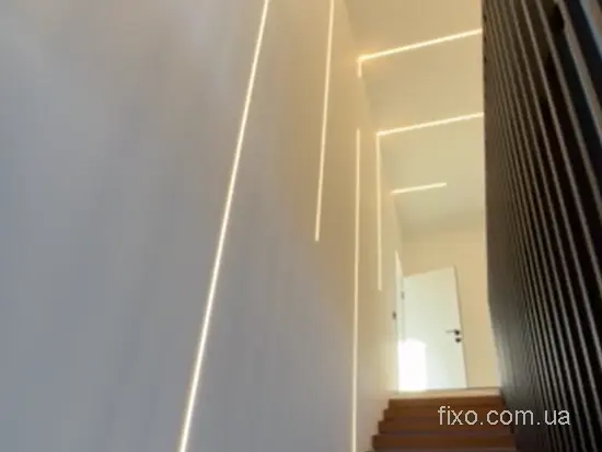 світлові лінії зі стіни на стелю