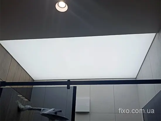 світлова стеля над душовою