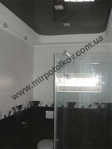 черный натяжной потолок в ванной